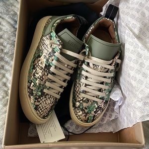 ESSĒNZA Women's Snake-Print Low-Top Sneakers in Green and Beige